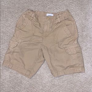 Boys Old Navy khaki cargo shorts. Size 7.